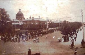 Procession welcoming the Coo-ees to Bathurst, 28/10/1915. Photograph courtesy Margaret Murden and Dorothy Clampett.